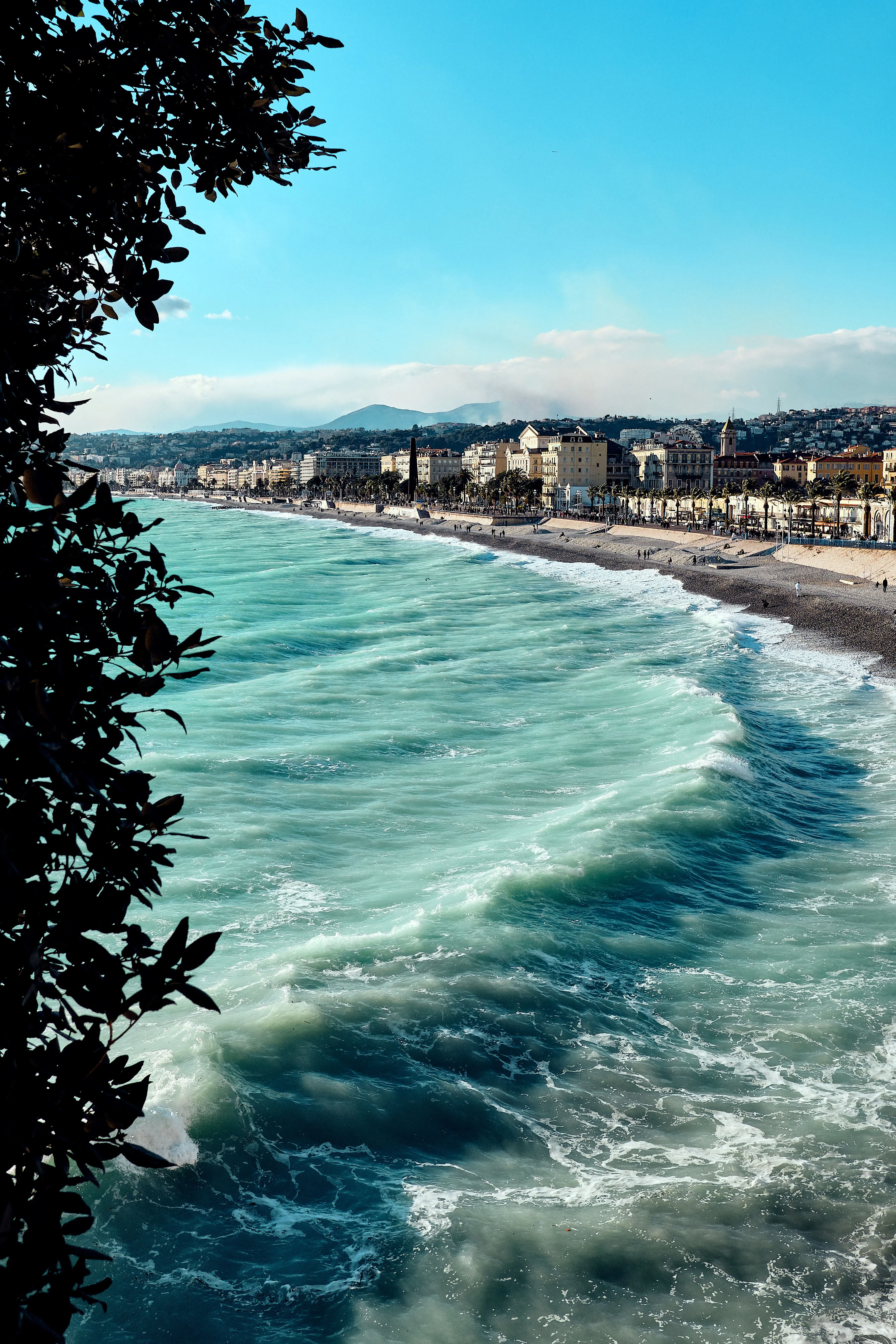 La baie des Anges le long de la promenade des Anglais à Nice