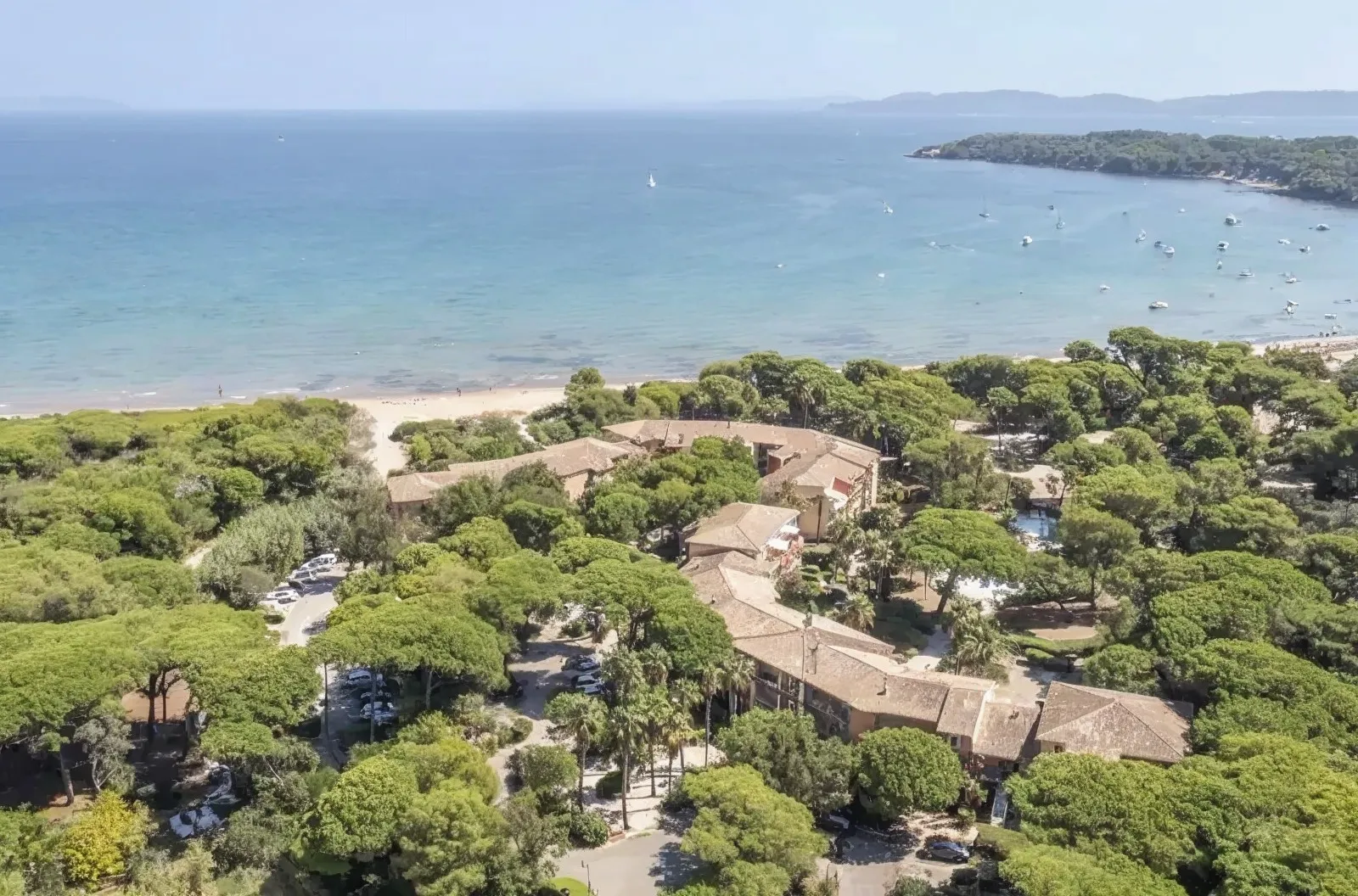 Vue aérienne d'un domaine en bord de mer, cadre de séminaire en Provence