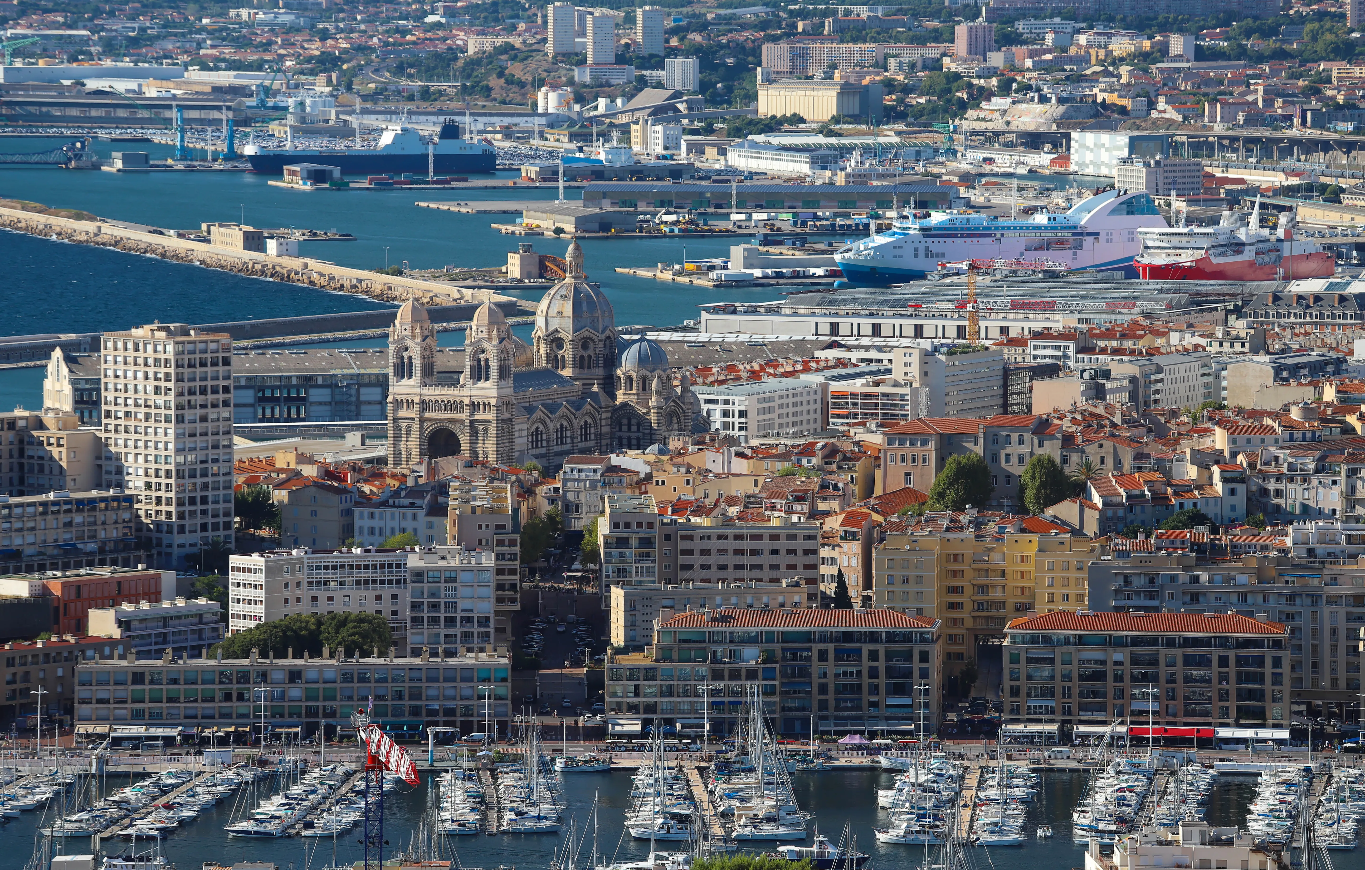 La cathédrale de la Major et le Vieux-Port de Marseille vus du ciel