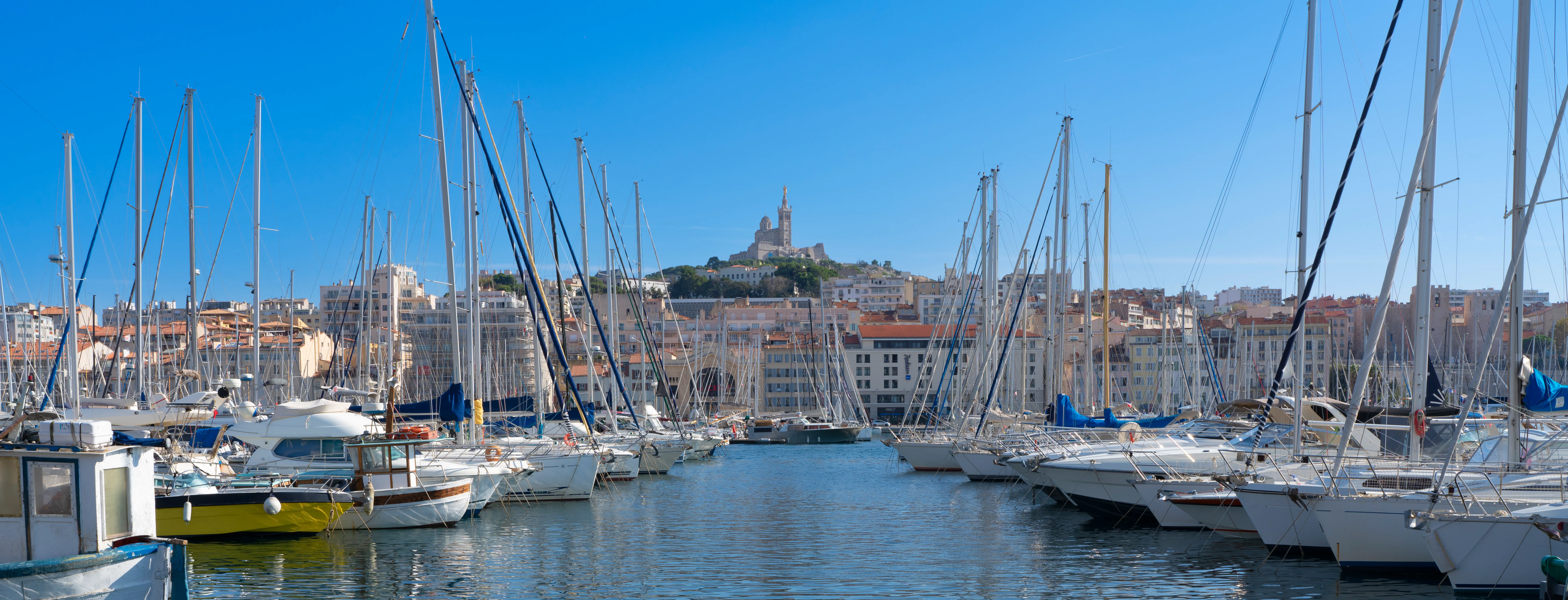 Le Vieux-Port de Marseille et ses bateaux, point de départ vers nos domaines
