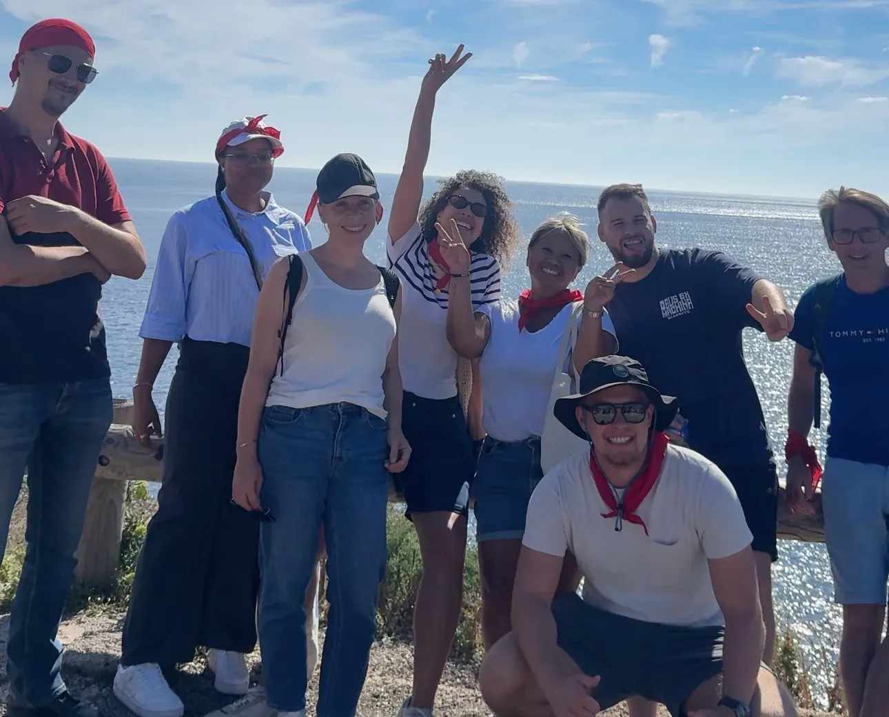 Un groupe en bandanas face à la mer pendant un Whakata Rallye
